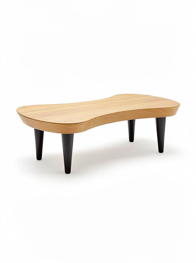 **Nederlands technische titel: Organisch ontworpen houten salontafel met zwart gelakte poten**